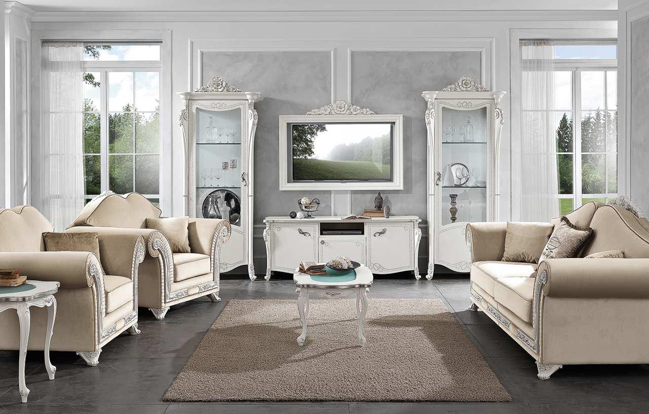 Un soggiorno pieno di mobili e di una televisione.