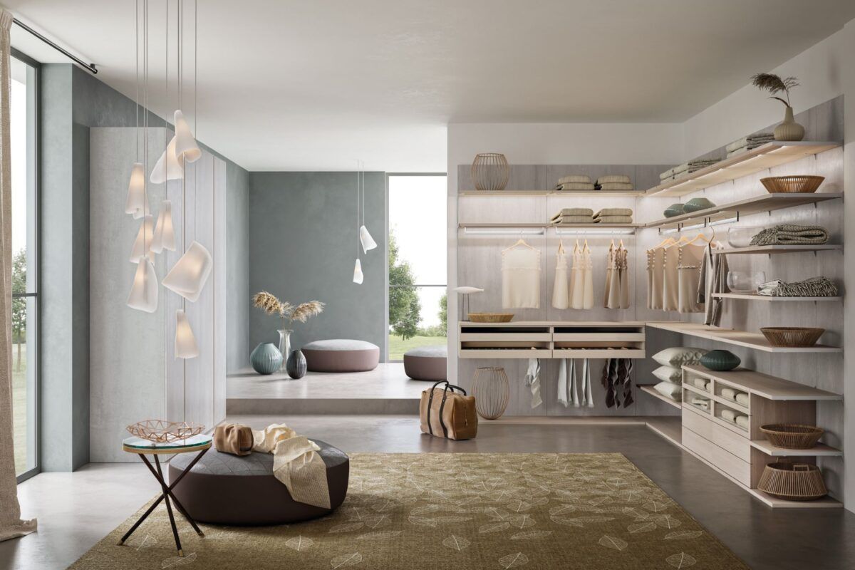 Una cabina armadio con molti ripiani e un tappeto.