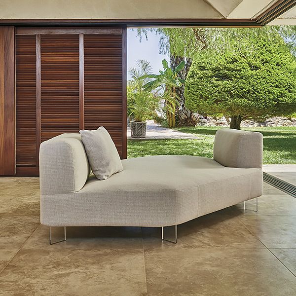 Un divano in un soggiorno con vista sul giardino