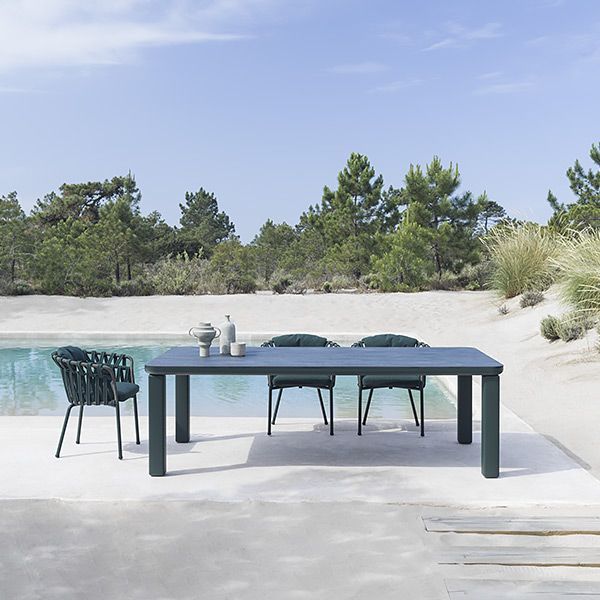 Un tavolo e delle sedie davanti alla piscina