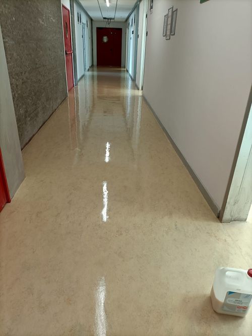 pulizia pavimenti in gomma