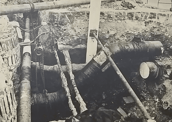 dettaglio di scavo in profondità per installazione di tubature idriche