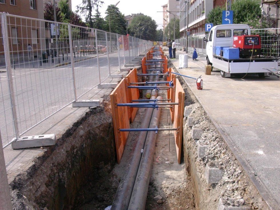 installazione di tubature in quatiere residenziale