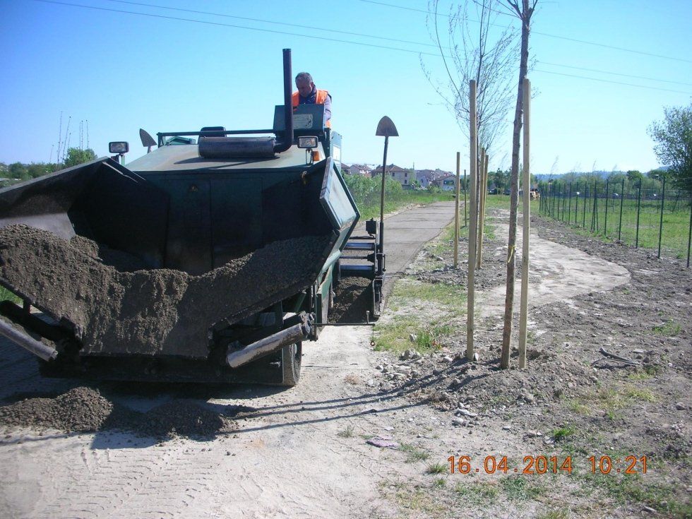 passaggio con macchina spargi catrame