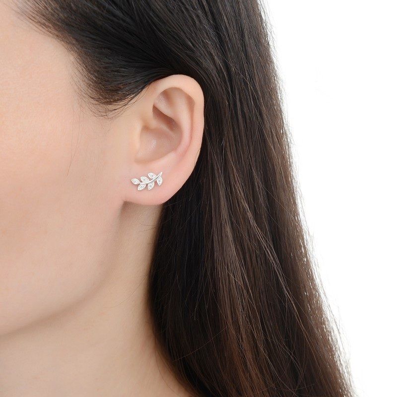 Pendientes de plata en forma de hoja con pequeñas piedras transparentes engastadas en cada hoja.