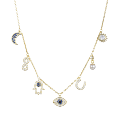 Collar de oro con charms colgantes: luna, infinito, mano, ojo, herradura, perla y sol.