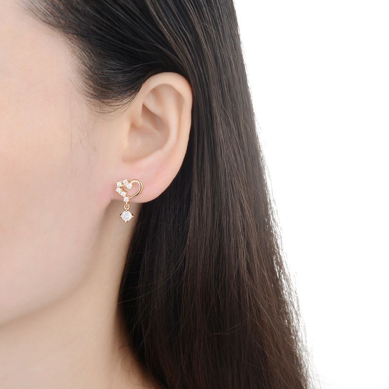 Pendientes en forma de corazón de oro rosa con circonitas cúbicas redondas colgantes.
