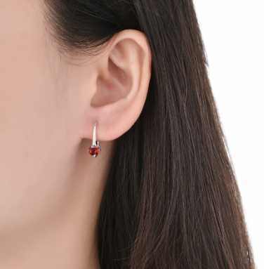 Pendientes de gancho de plata con piedras preciosas rojas de talla cuadrada.