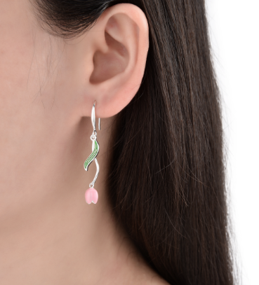 Pendientes de plata con gotas en forma de tulipán rosa y tallos esmaltados en verde.