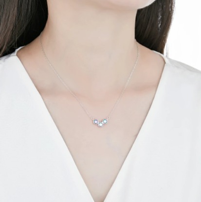 Collar de plata con tres cristales iridiscentes.