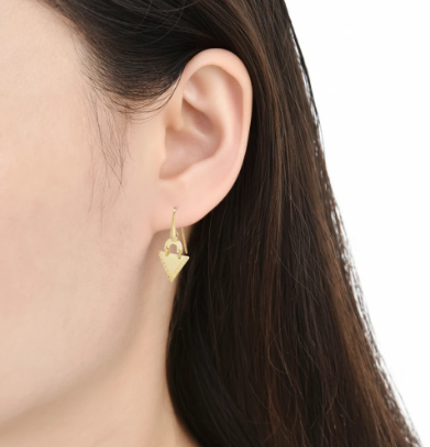 Pendientes colgantes triangulares dorados.