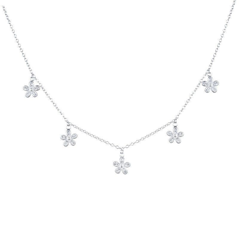 Collar de plata con cinco colgantes de flores, sobre fondo blanco.
