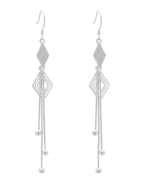 Pendientes colgantes de plata con formas geométricas de diamantes y tiras colgantes con cuentas.