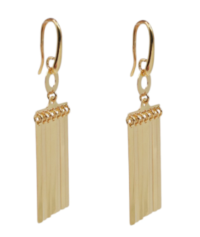Pendientes de oro con barras rectangulares verticales que cuelgan de un gancho.