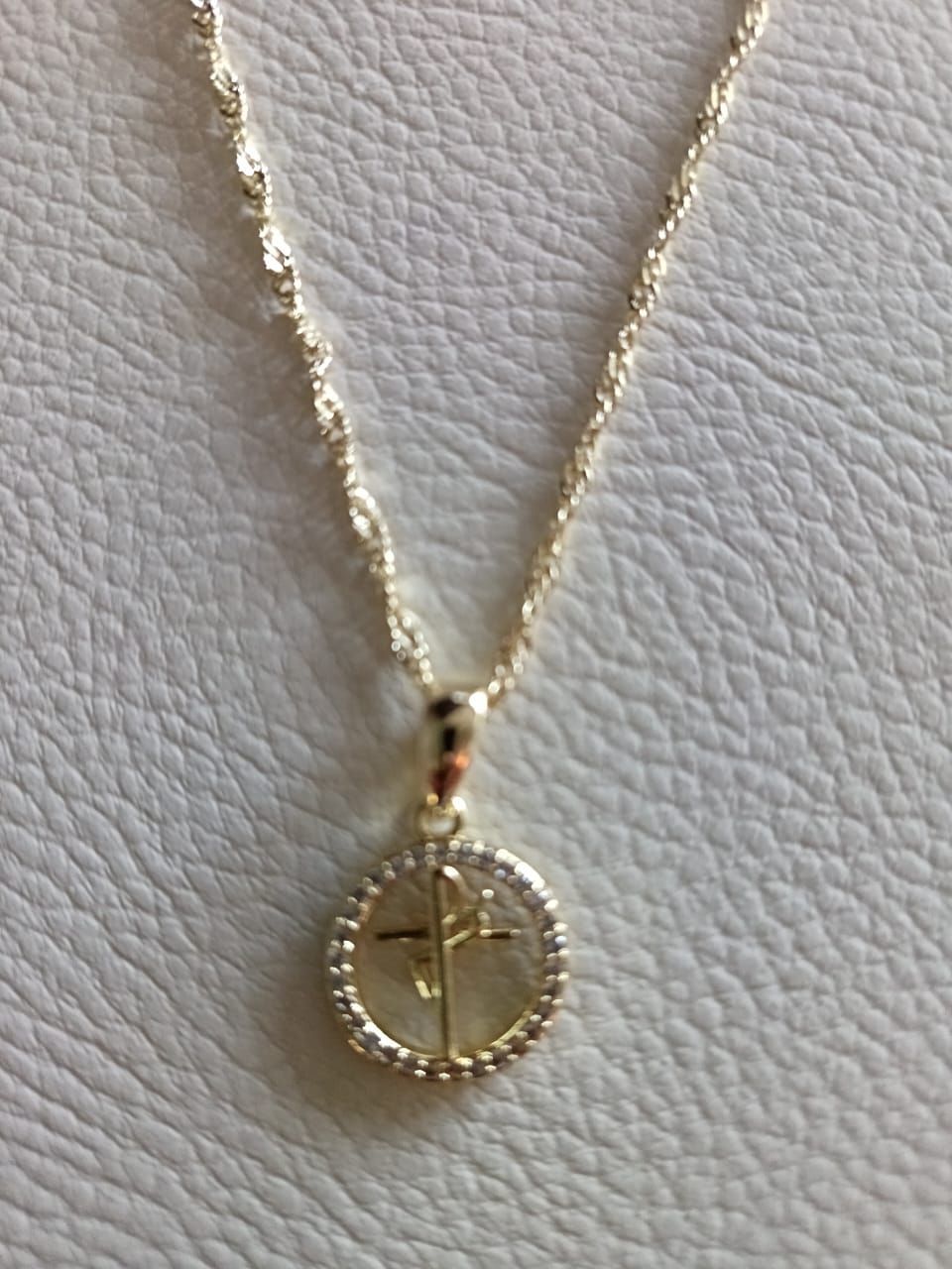 JUEGO DE COLLAR Y ARETES DE ESTILO RELIGIOSO