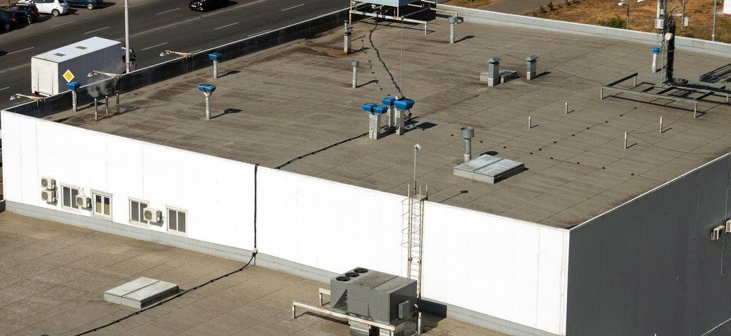 A wooden fence is sitting in the middle of a grassy field.