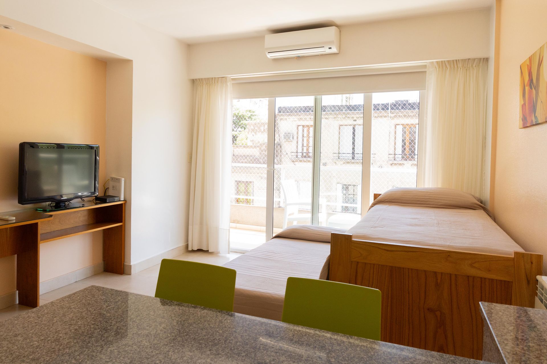 Una sala de estar con una mesa y sillas y una cama.