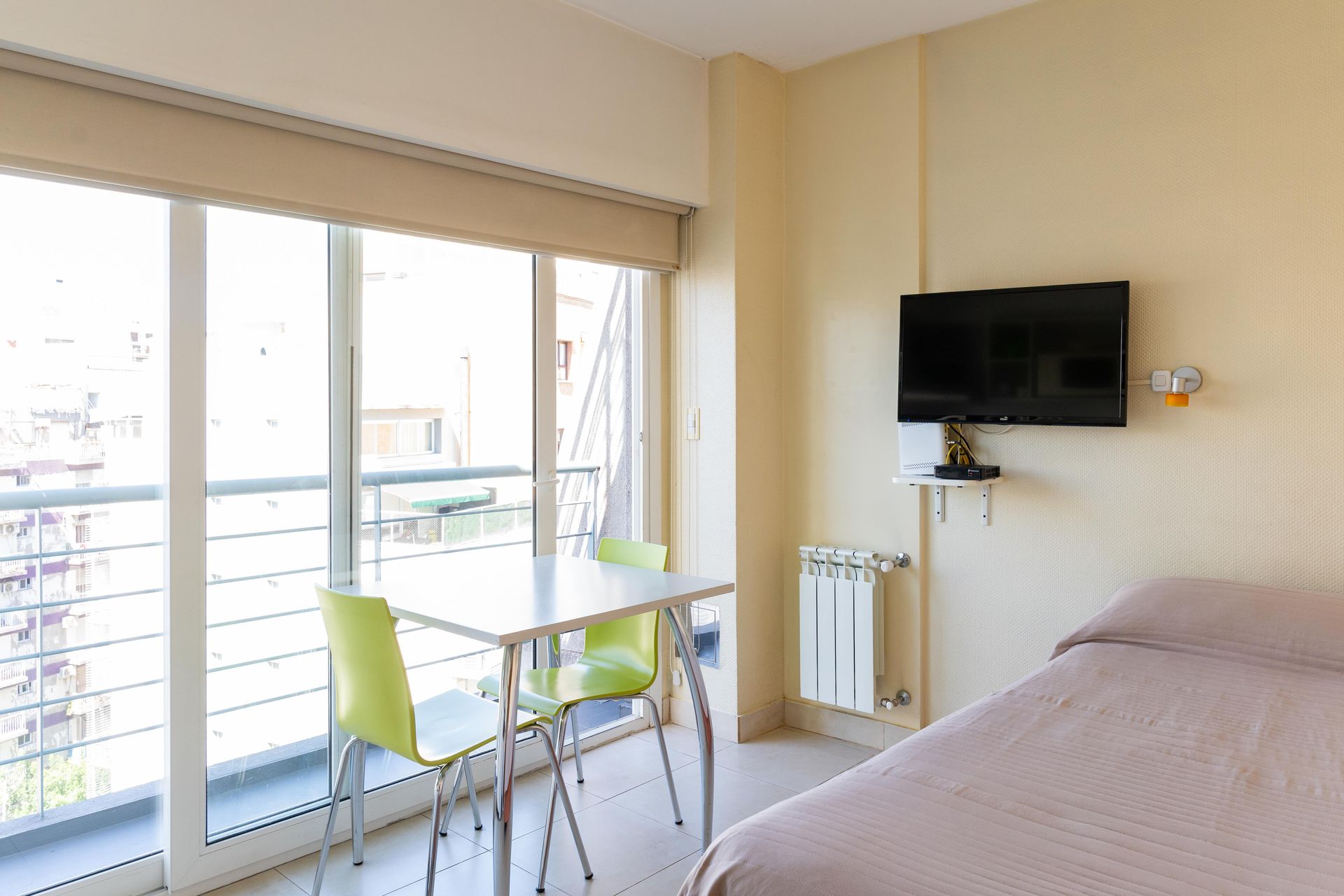 Una cocina con mesa y sillas y un microondas.