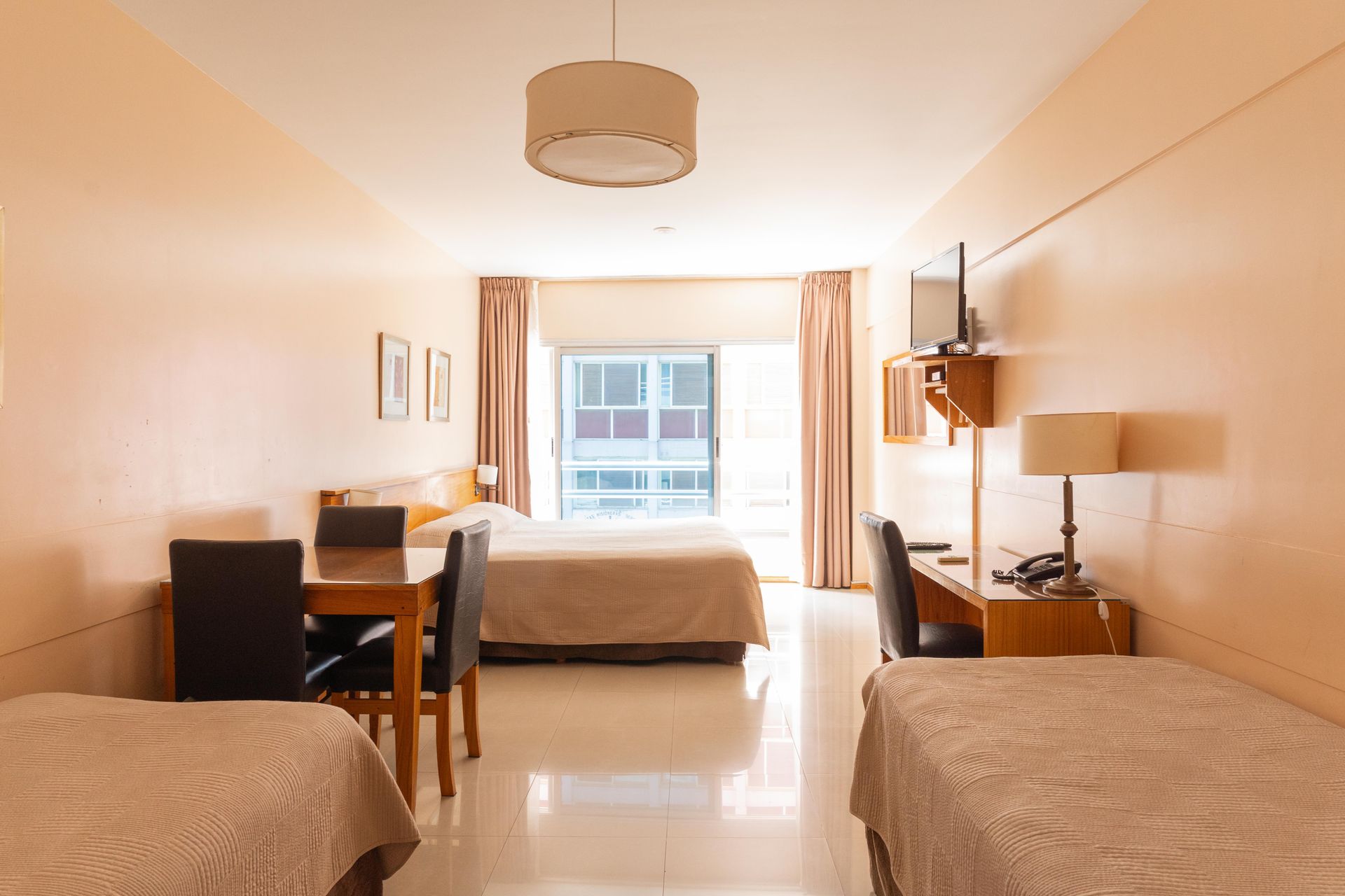 Una habitación de hotel con una cama grande y una ventana grande.