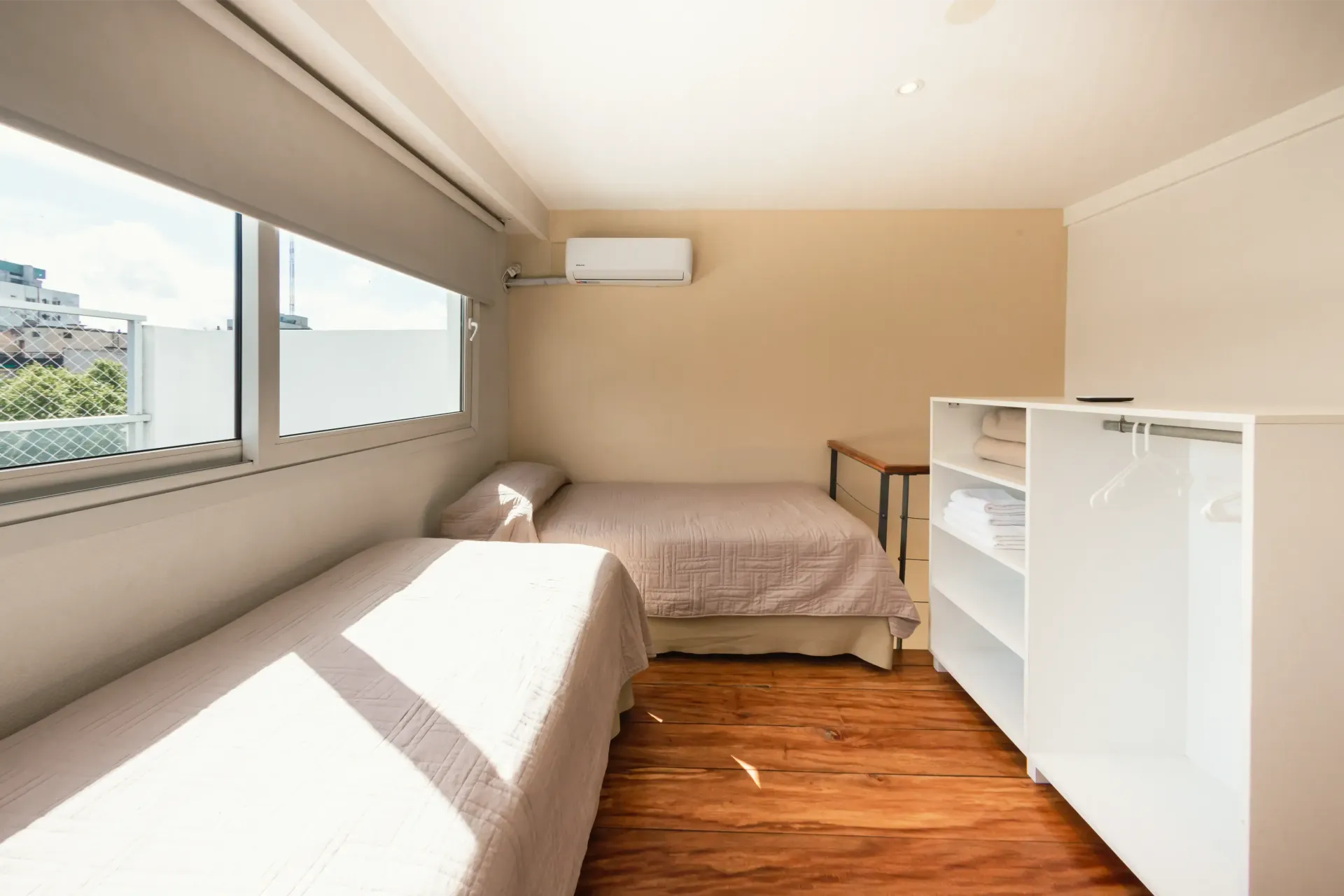 Un dormitorio con dos camas y una ventana.