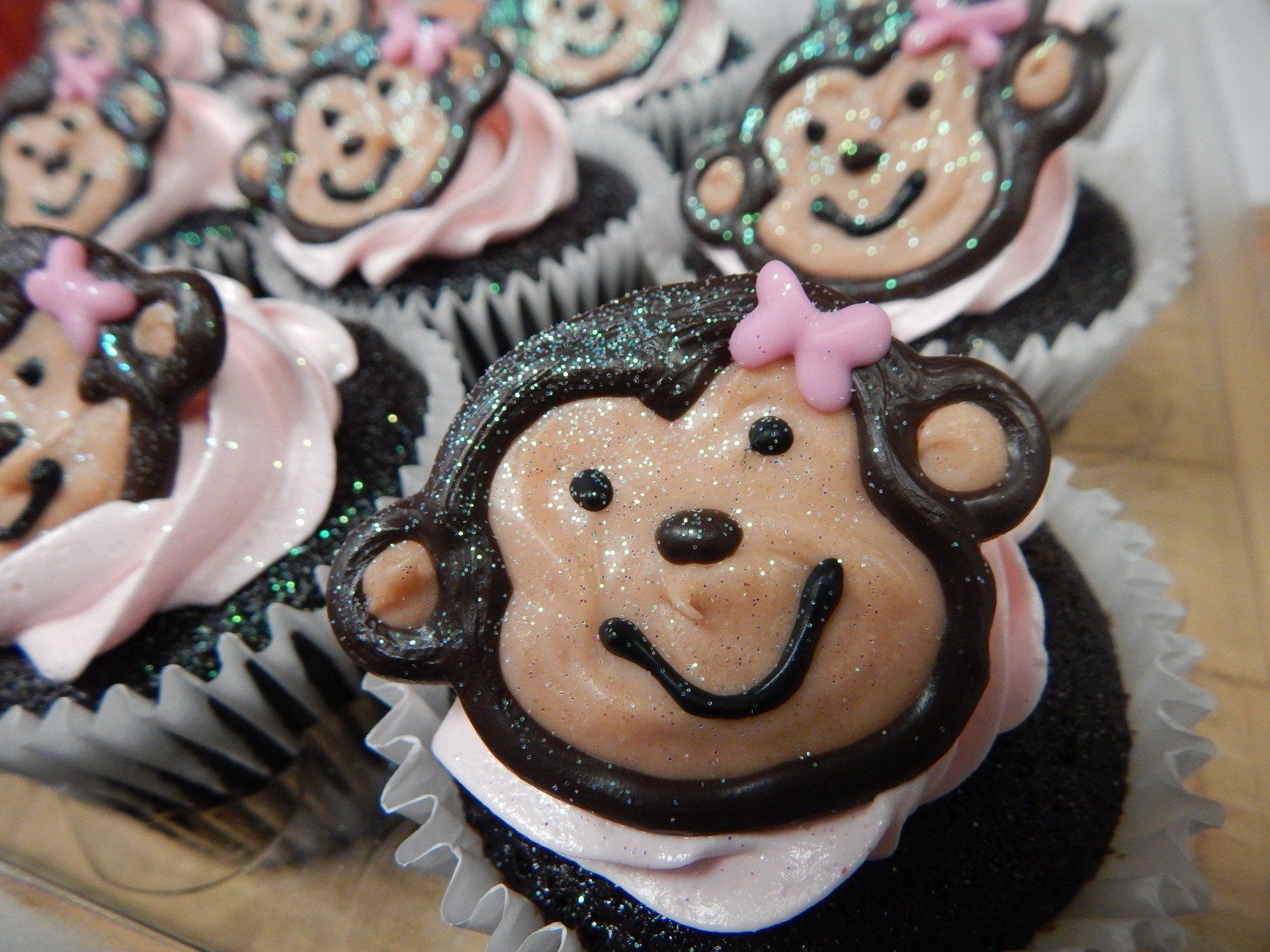 Cupcakes with cartoon monkey decorations