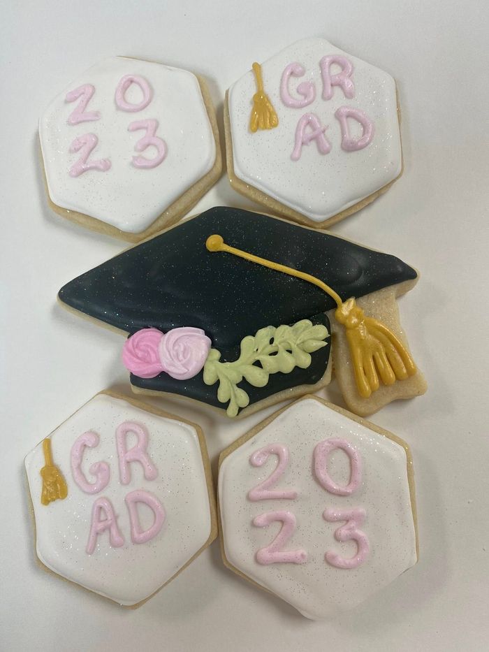 cake with graduation cap decoration