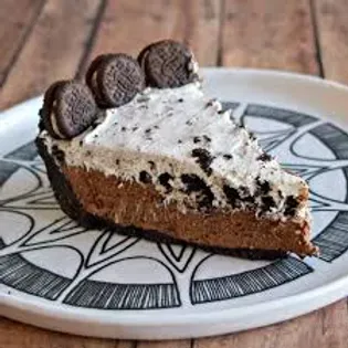 slice of oreo cream pie
