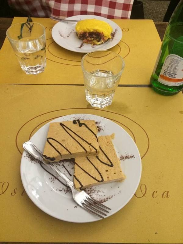 Un piatto di cibo con una forchetta e una bottiglia d'acqua su un tavolo