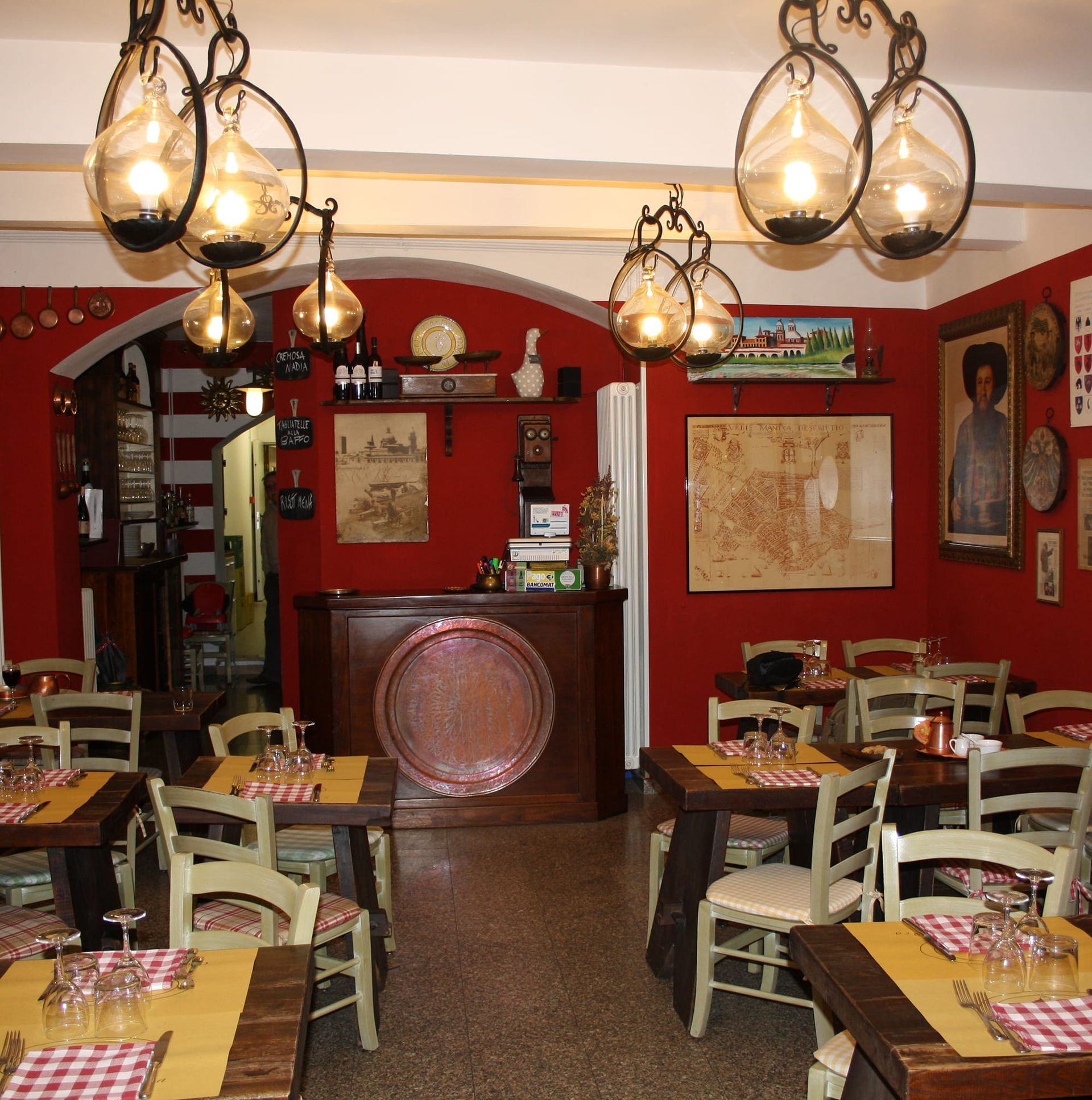 Un ristorante con pareti rosse, tavoli e sedie