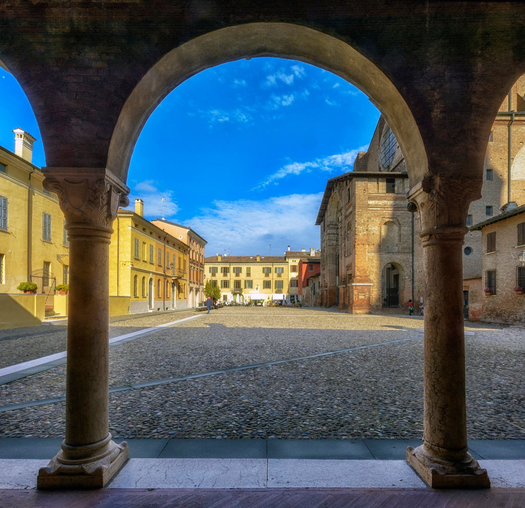 Una vista di una città attraverso un arco di pietra