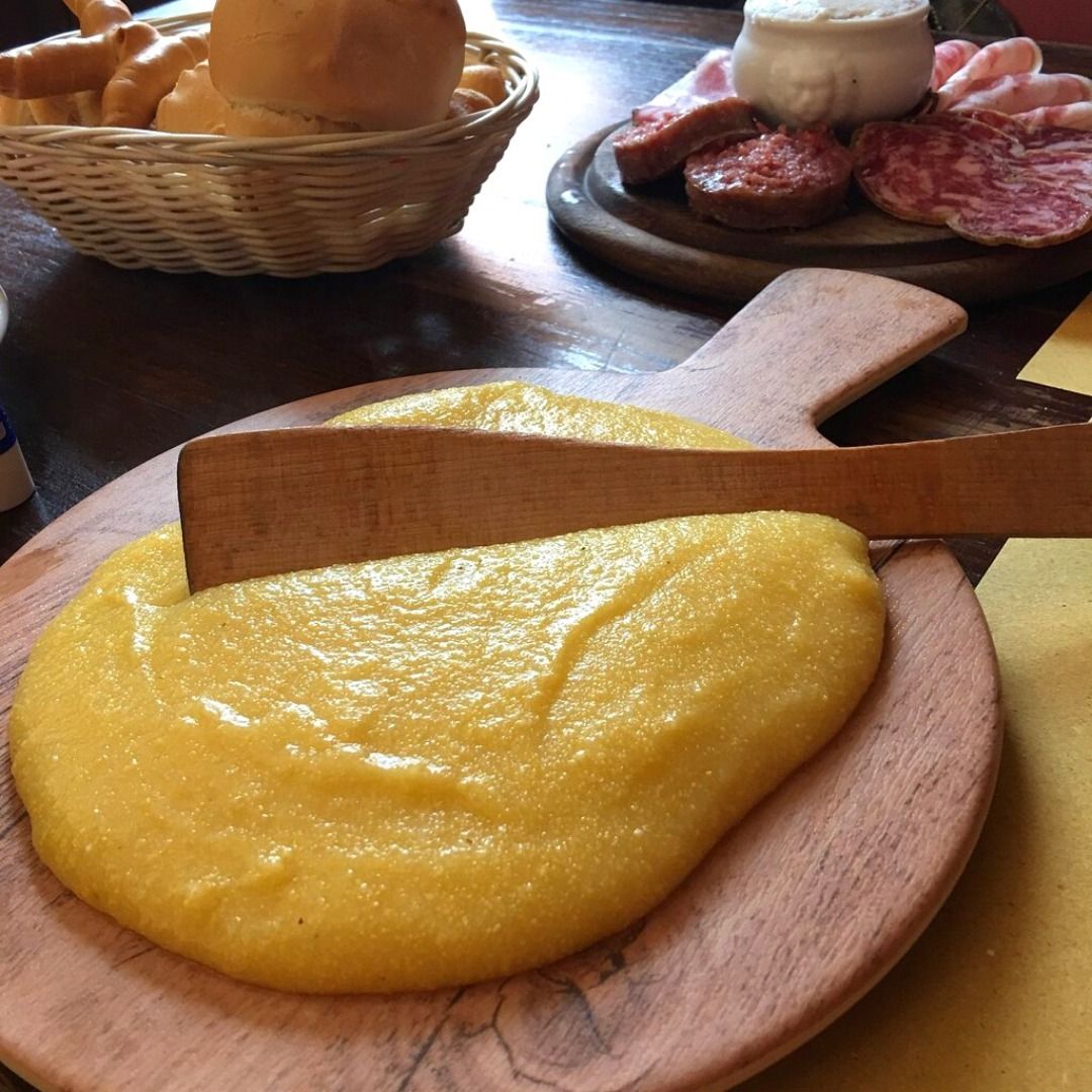 Un tagliere di legno con sopra un pezzo di cibo