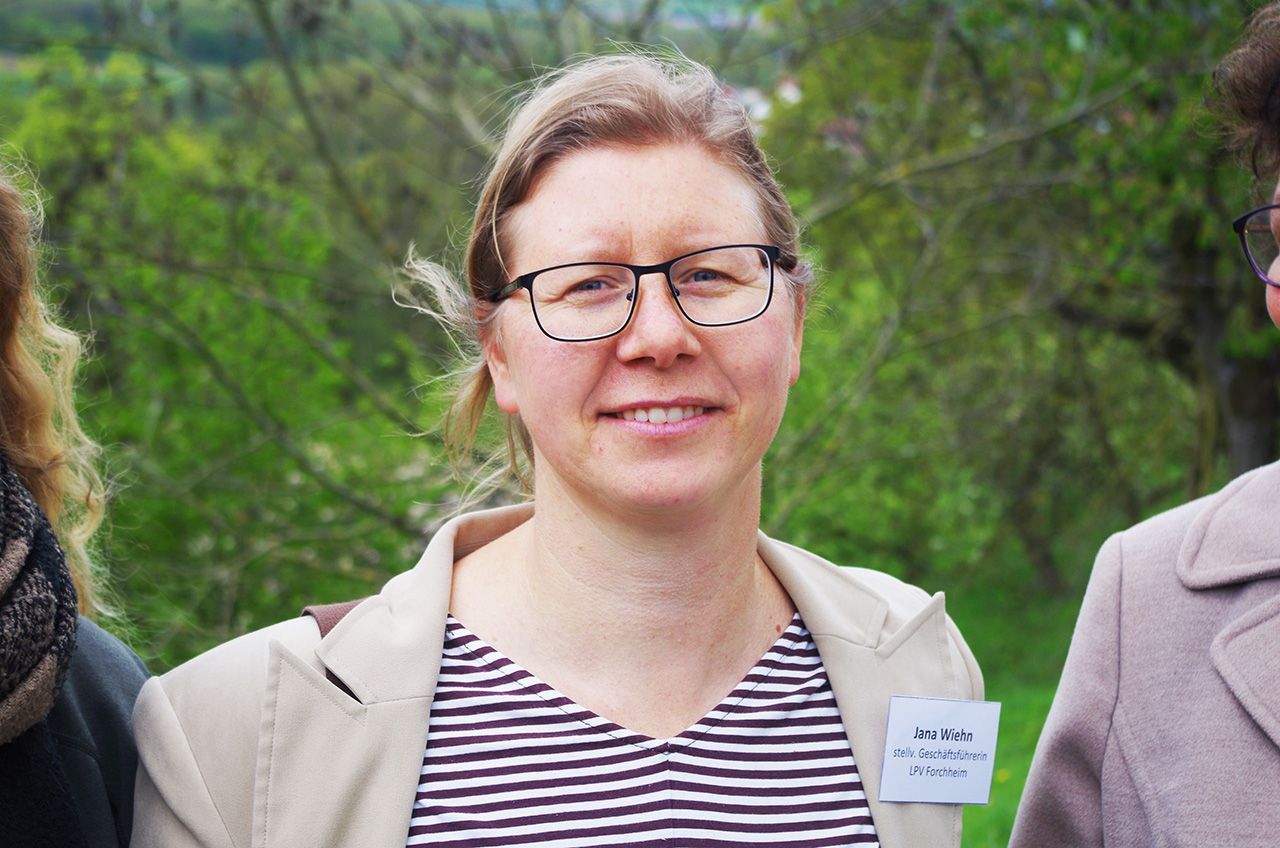 Dipl.-Biol. Jana Wiehn, Gebietsbetreuerin für ausgewählte Schutzgebiete im Landkreis Forchheim und stellv. Geschäftsführerin Dipl.-Biol. Jana Wiehn, Gebietsbetreuerin für ausgewählte Schutzgebiete im Landkreis Forchheim und stellv. Geschäftsführerin