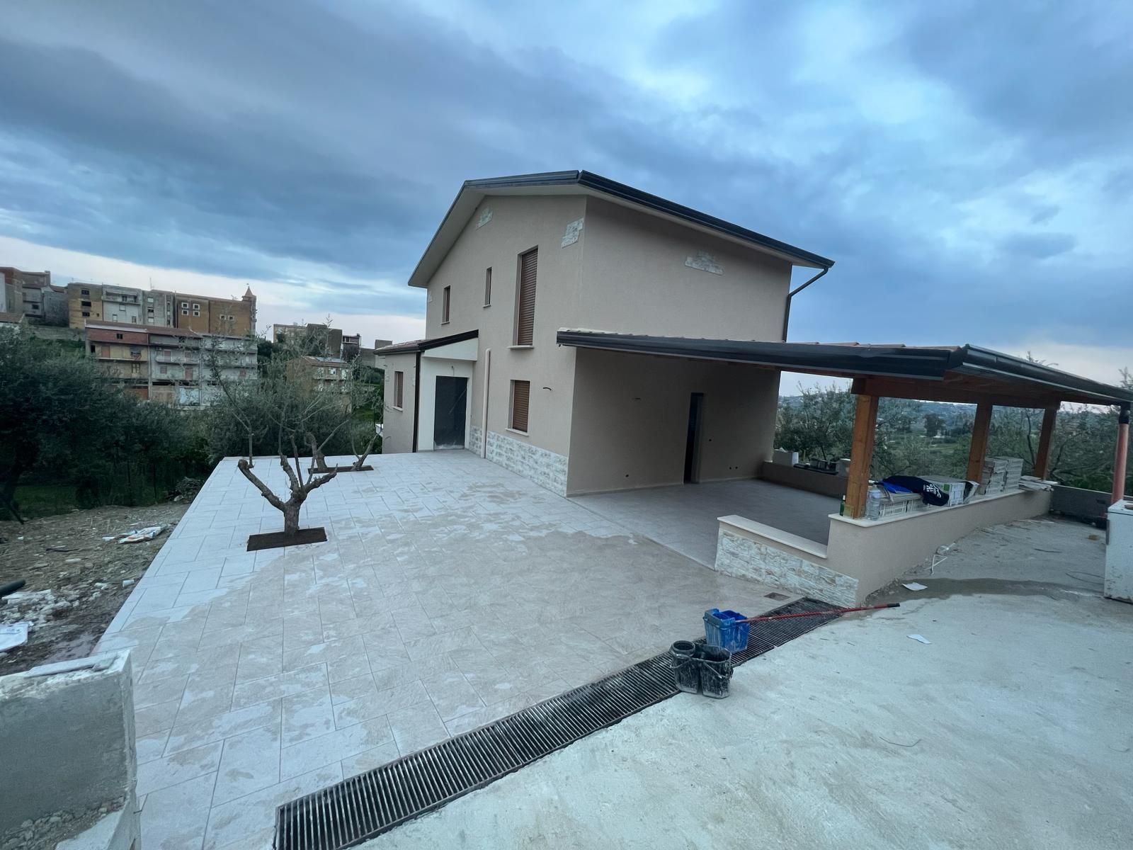 tettoia con struttura in legno