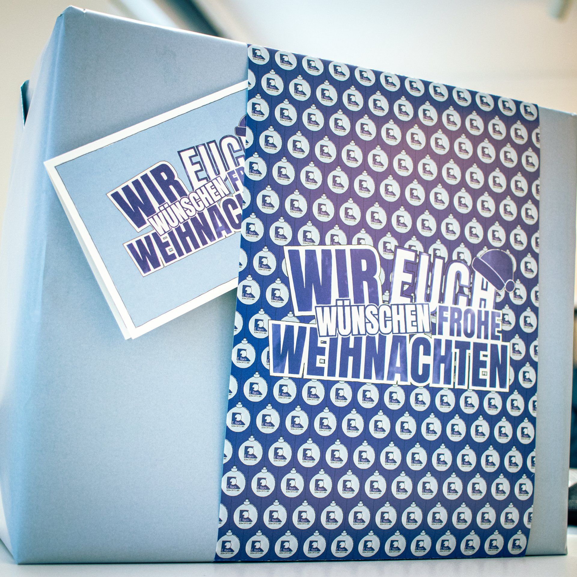 Geschenkpapier mit Weihnachtkarte