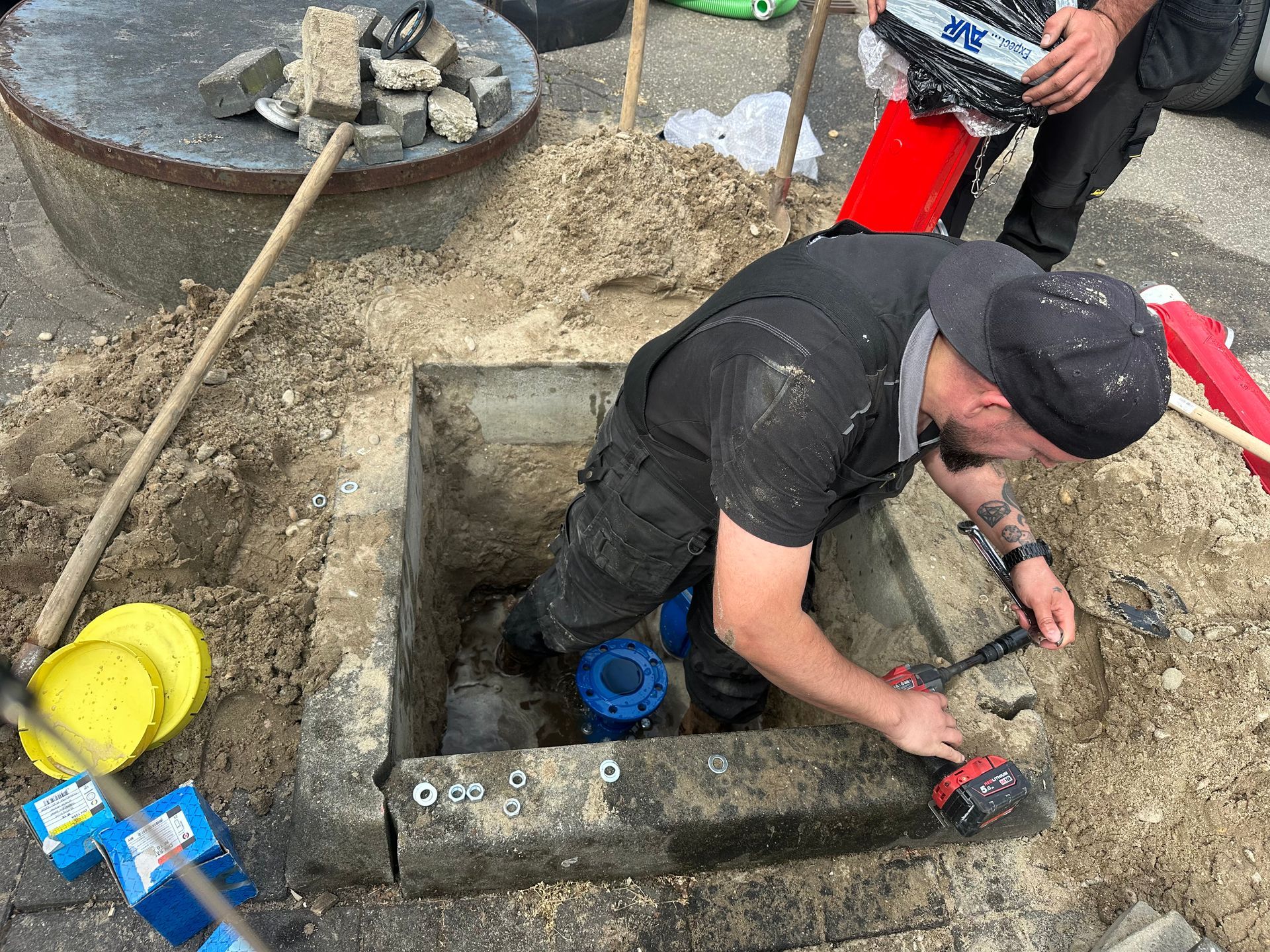 Brandweer Capelle aan den IJssel brandkraan monteren afb 12