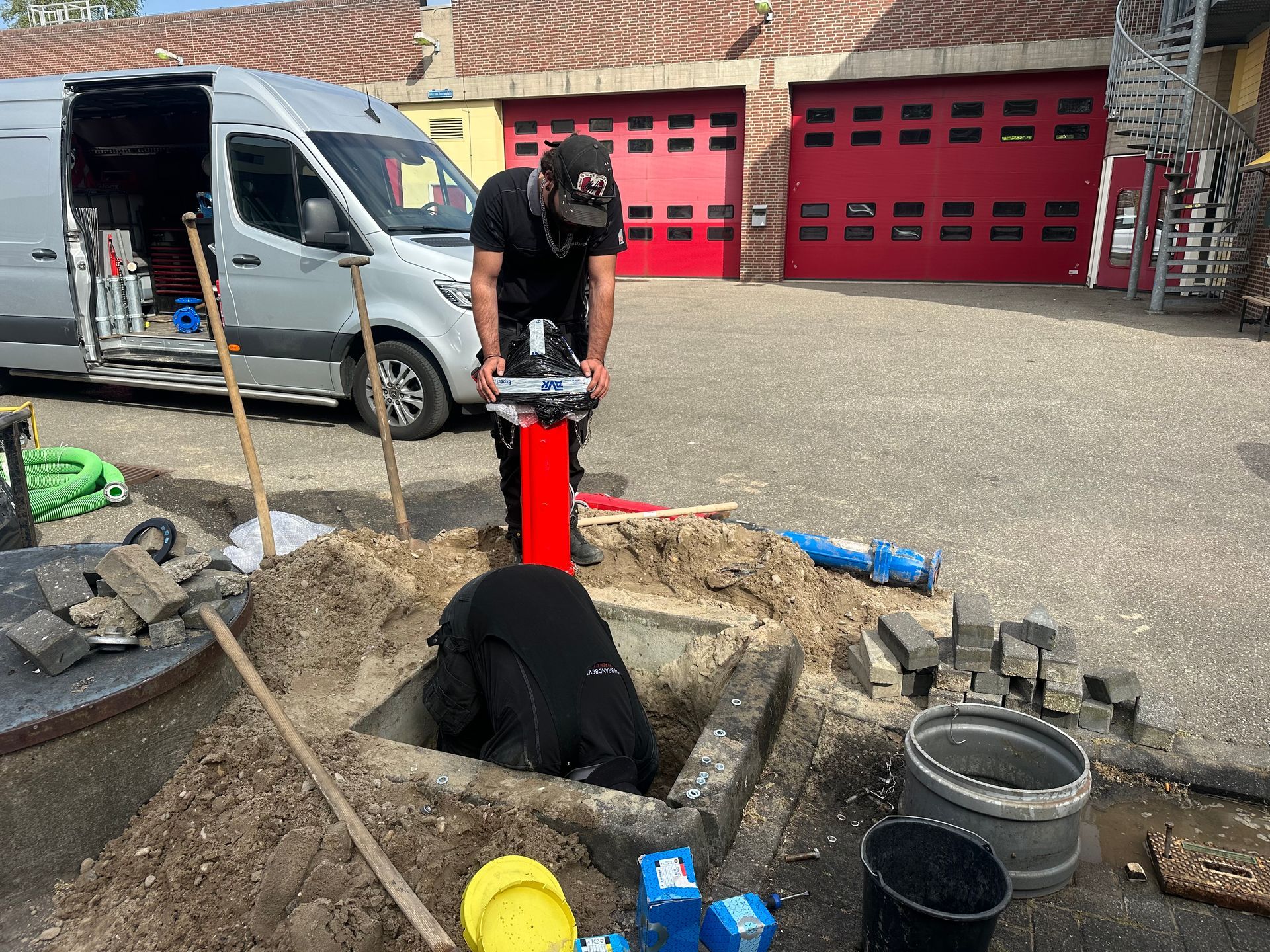 Brandweer Capelle aan den IJssel brandkraan monteren afb 13