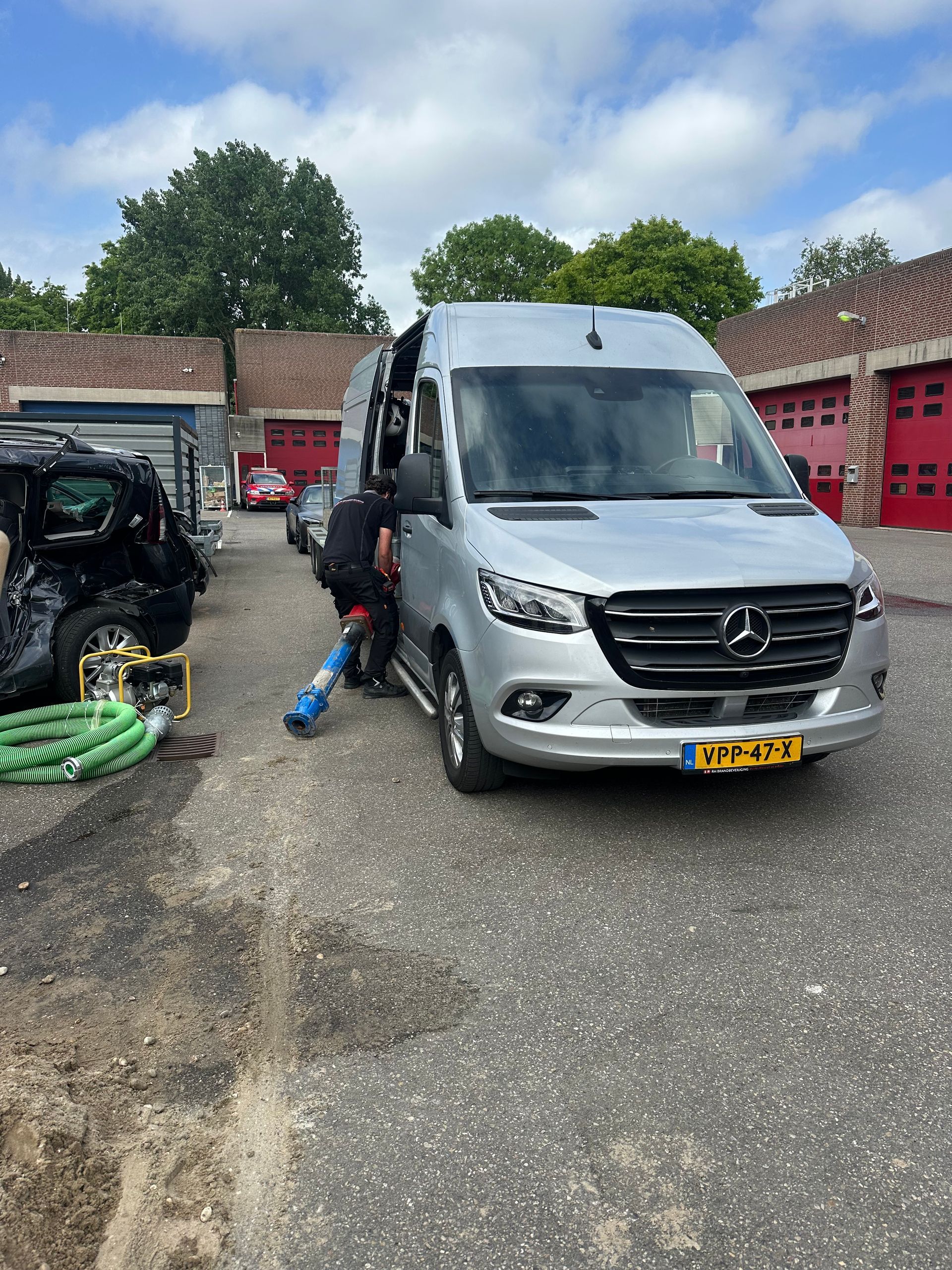 Brandweer Capelle aan den IJssel brandkraan monteren afb 4