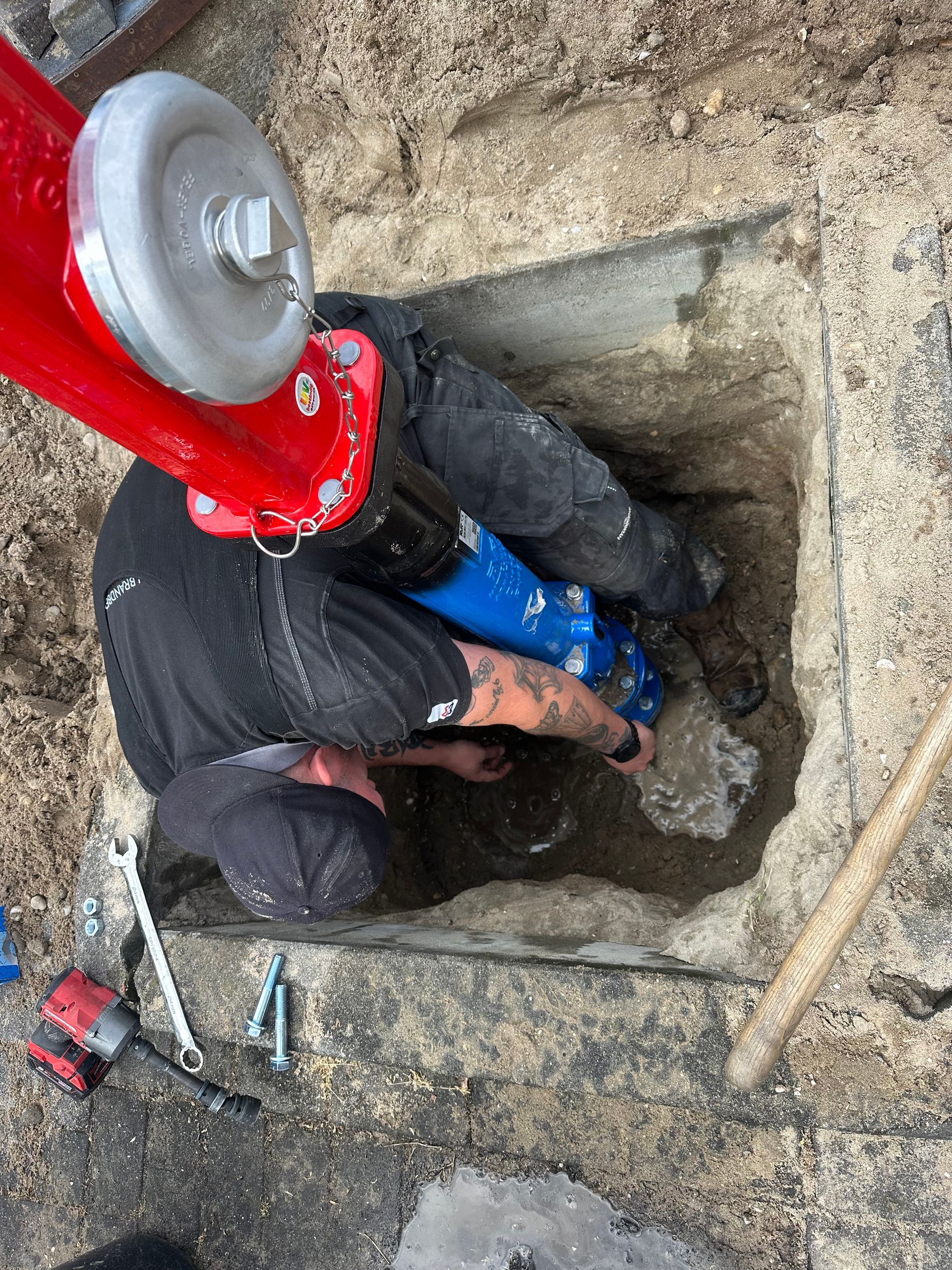Brandweer Capelle aan den IJssel brandkraan monteren afb 6