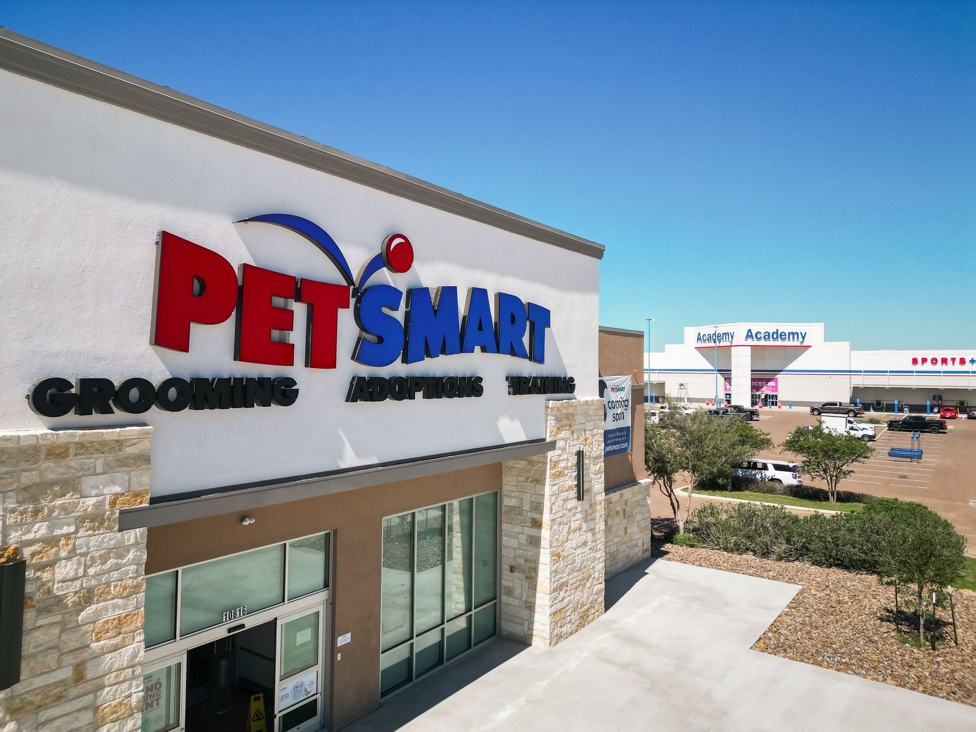 Quantum Building Services finishes construction on new facility for PetSmart in Laredo, Texas.