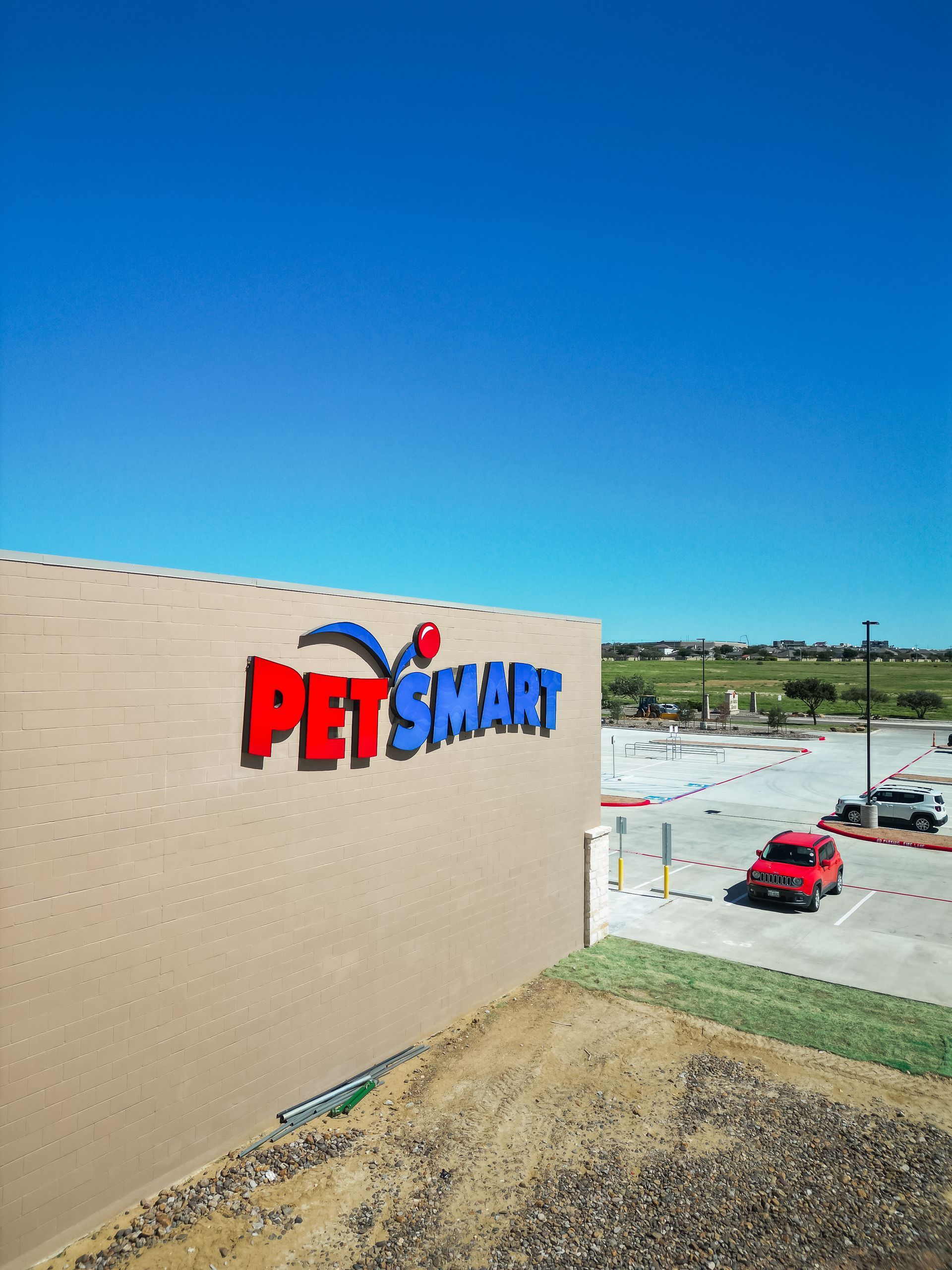 The top right corner of a PETSMART pet supply store. 
