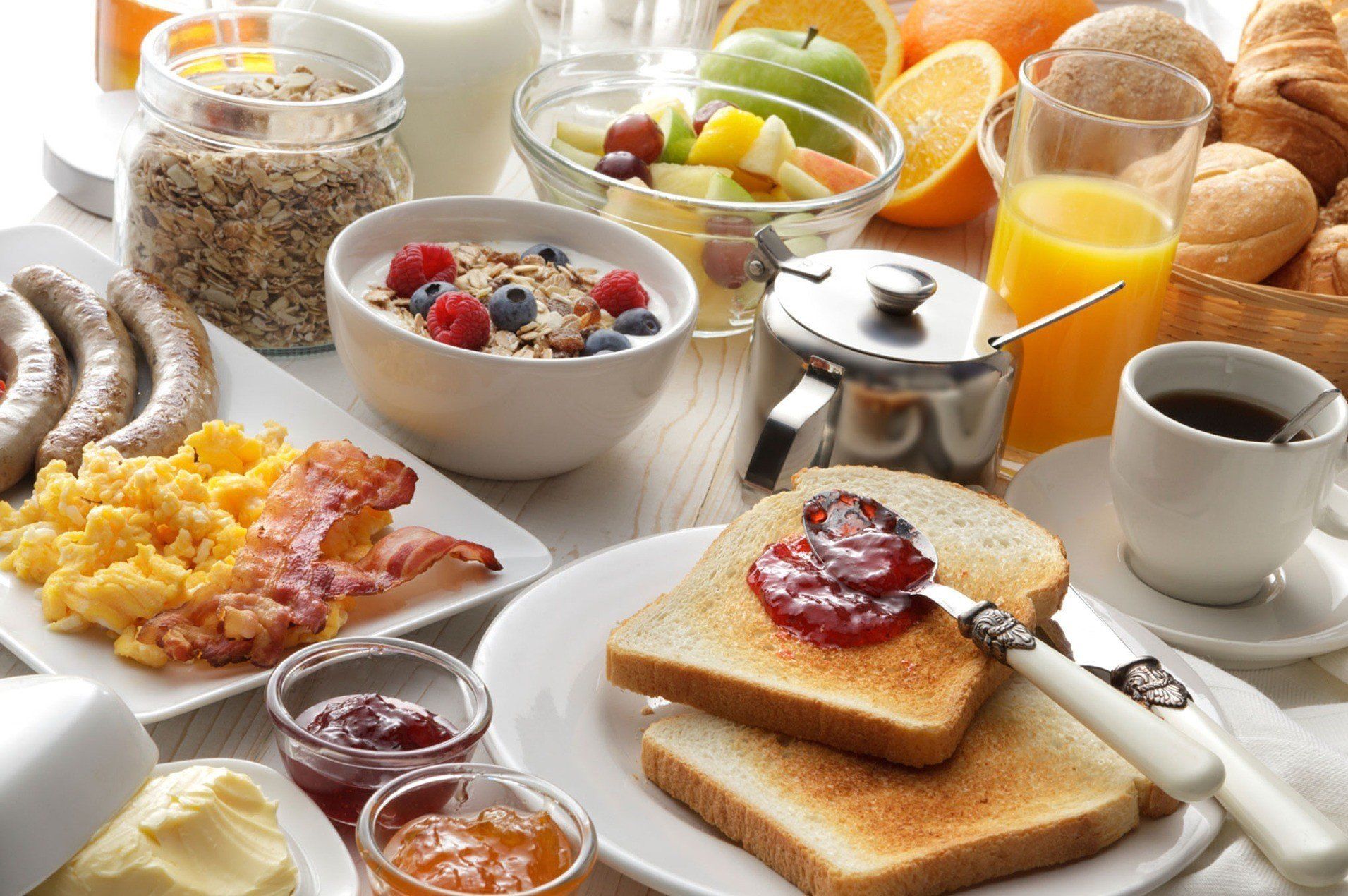Gipfeli, Früchte, Tee, Kaffee, Orangensaft und mehr: Das Frühstücksbuffet im Hotel Egerkingen stärkt für den Tag
