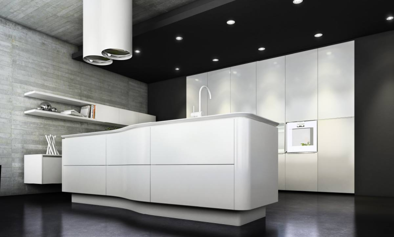 Una cucina moderna con isola bianca curva, mobili bianchi lucidi, soffitto nero e parete effetto cemento.