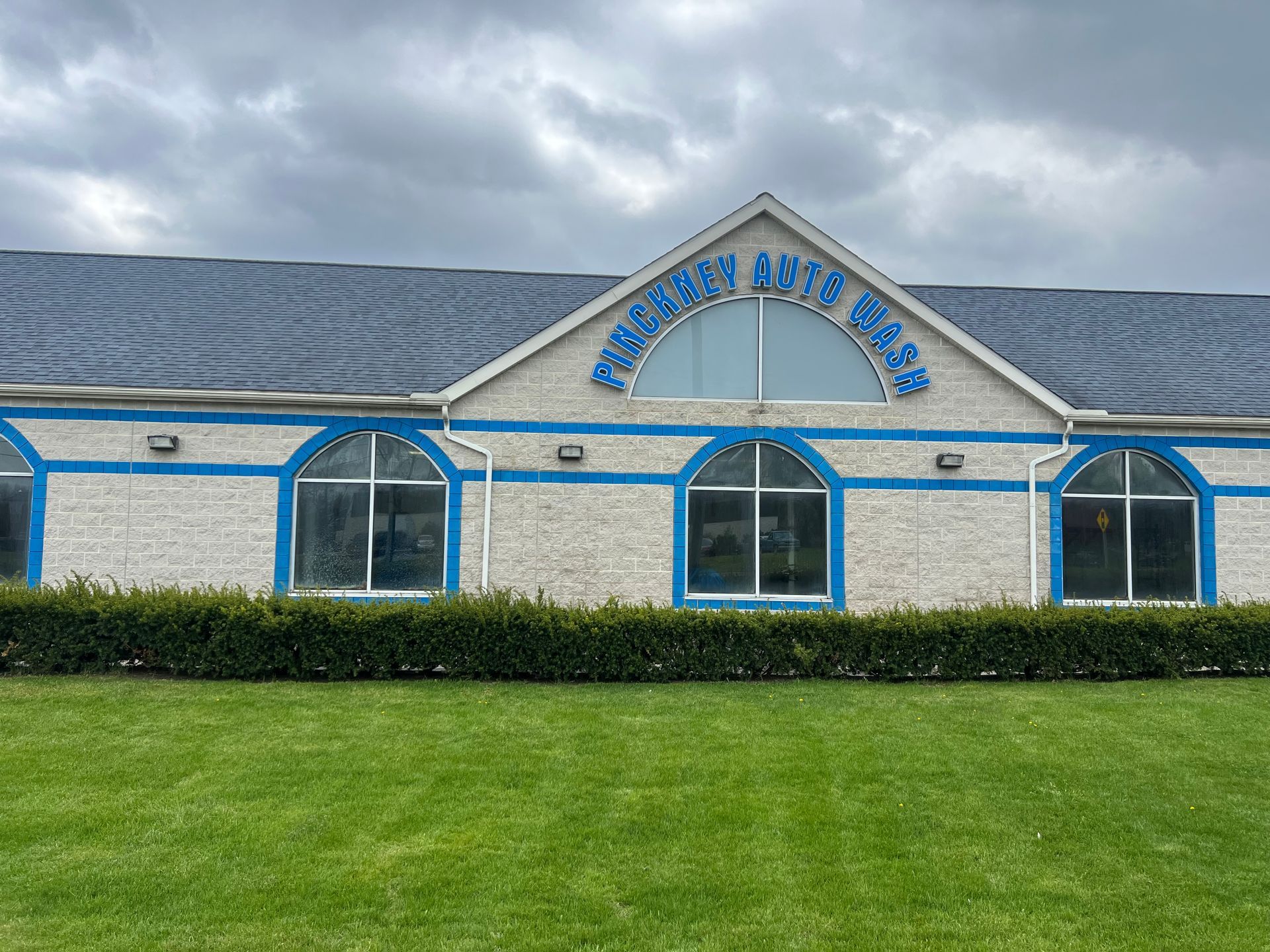 Pinckney car wash in Michigan, exterior express carwash with a tropical theme
