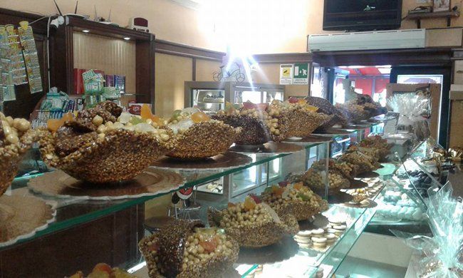 Cestini di struffoli con croccante alle nocciole