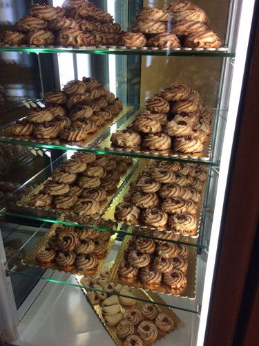 Biscotti di pasticceria su mensole in esposizione