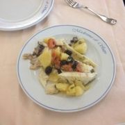 Pesce al forno con insalata di patate, pomodori e olive