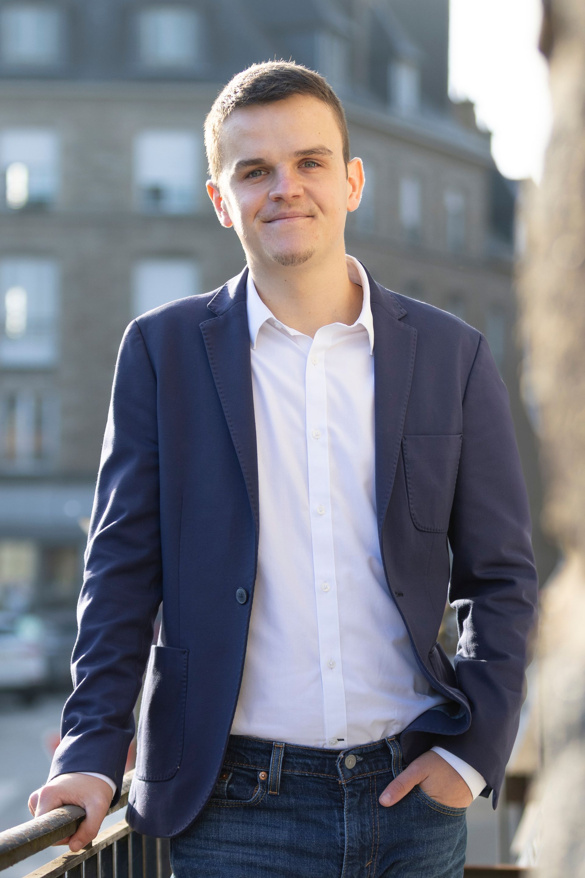 Tirelire, clés et outils de conception sur une table en bois, suggérant une planification de rénovation domiciliaire.