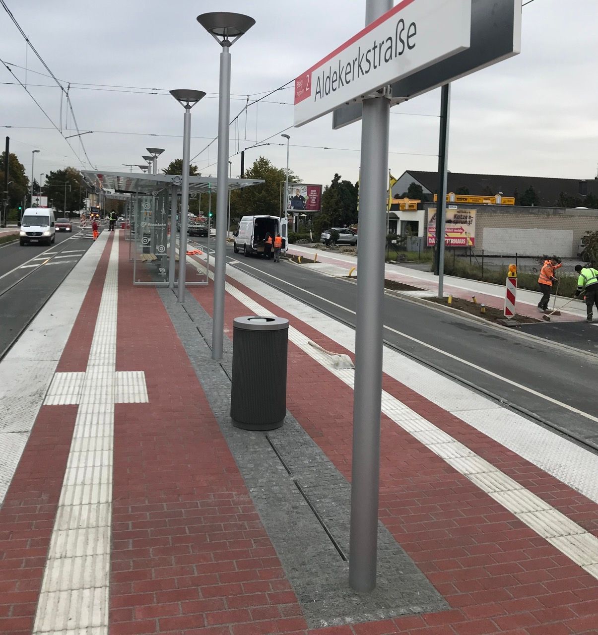 Düsseldorf, Hochbahnsteig Aldenkerstr. - U 75