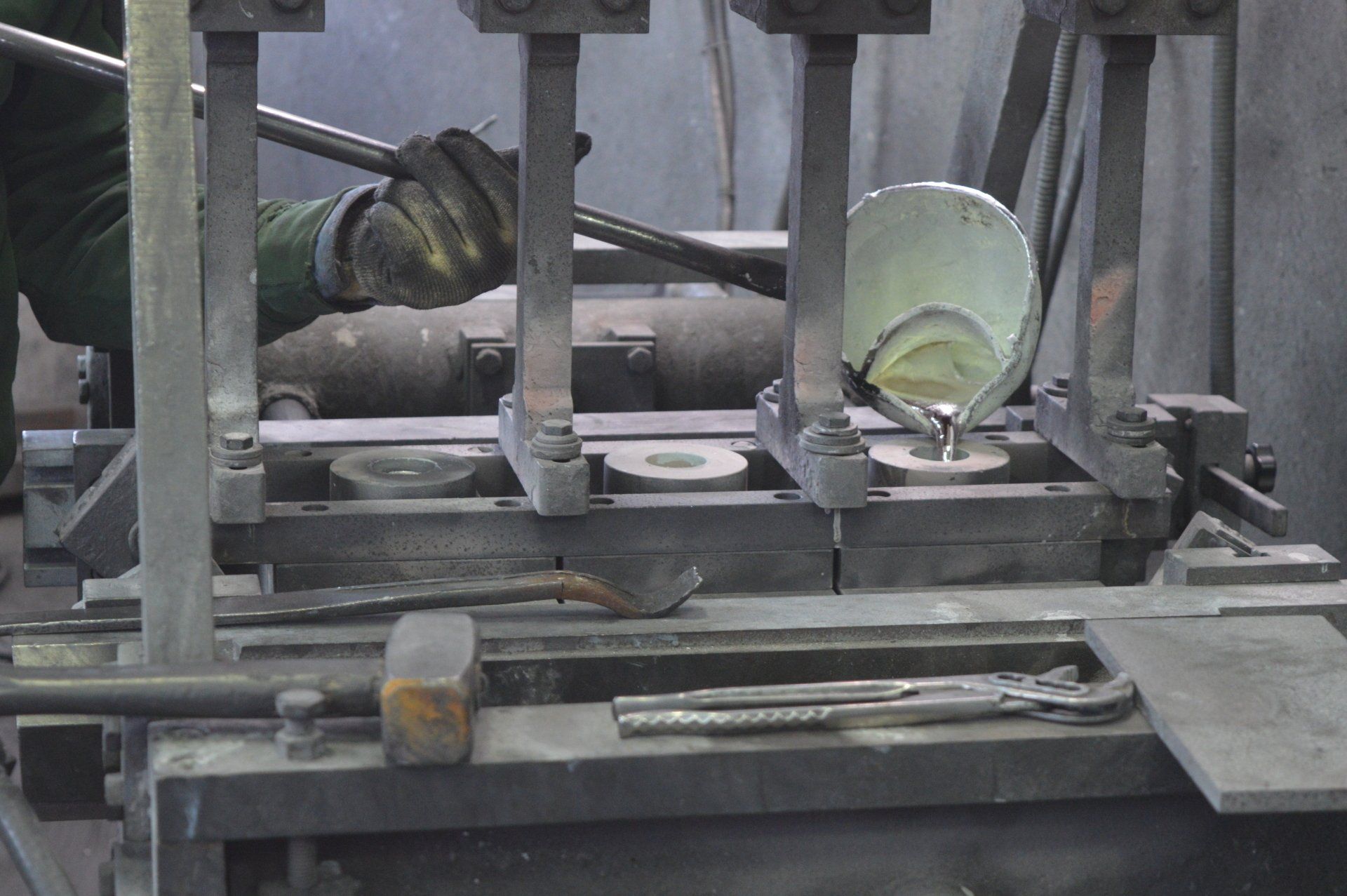 Shell gravity casting foundry