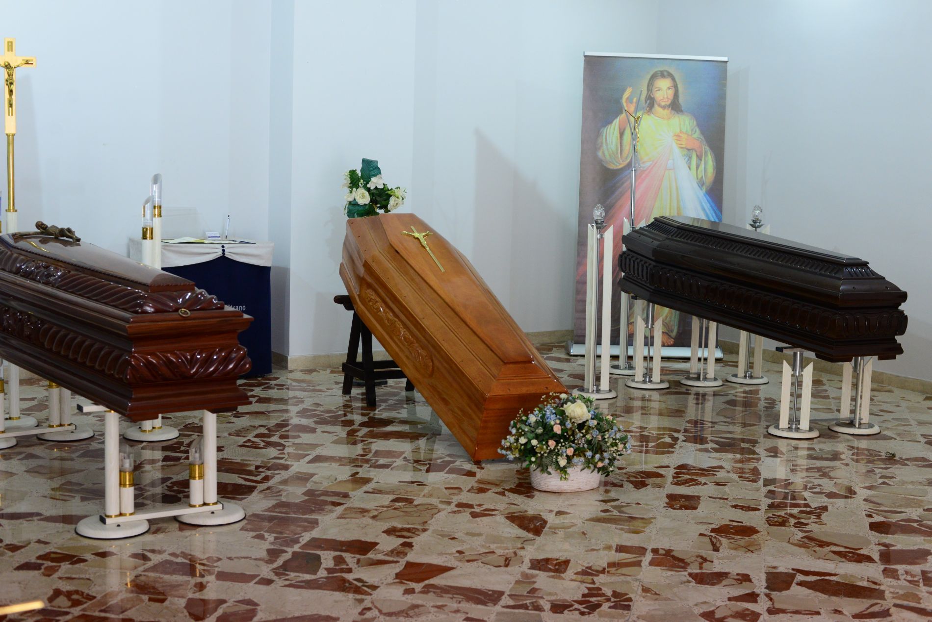 cassa in esposizione dentro l'agenzia